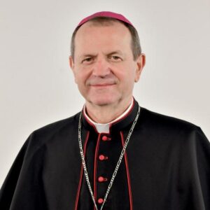 Czym jest arcybiskup? Odkryj jego rolę i znaczenie w Kościele katolickim