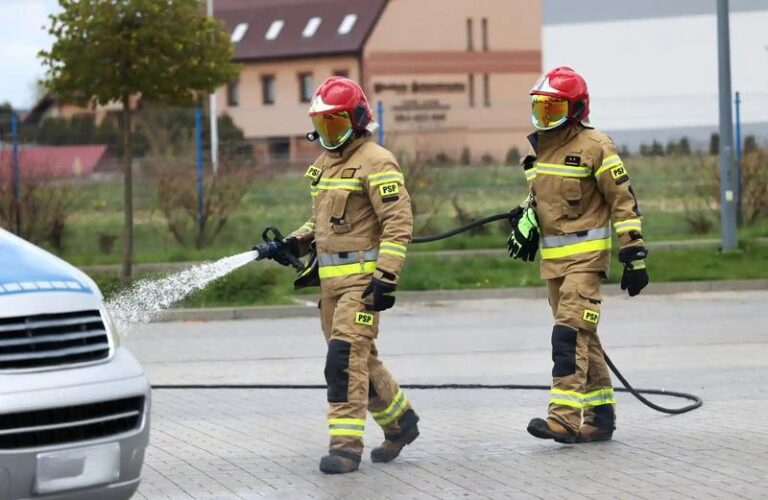 Ile naprawdę zarabia strażak? Odkryj zaskakujące fakty o pensjach w Polsce