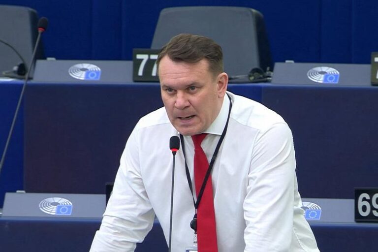 Odkrywamy prawdę: Czy Dominik Tarczyński ma żonę i jak wygląda jego życie prywatne?