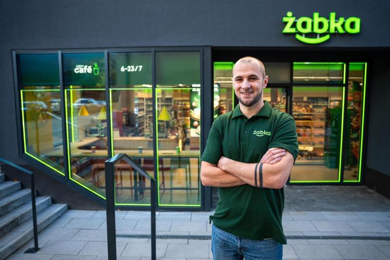Poznaj prawdę: Zarobki pracowników Żabki i ich zaskakujące różnice