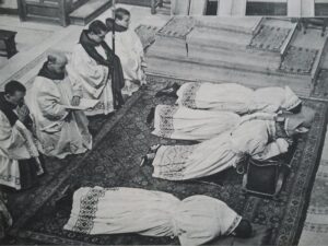 Prostracja w religiach – znaczenie, praktyka i wszystko, co warto wiedzieć