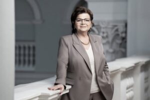 Izabela Leszczyna: odkryj jej zawodową ścieżkę i osiągnięcia w edukacji