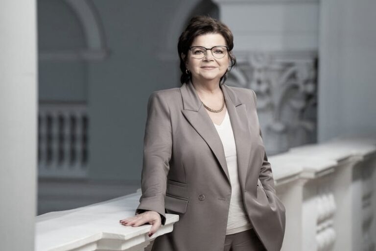 Izabela Leszczyna: odkryj jej zawodową ścieżkę i osiągnięcia w edukacji