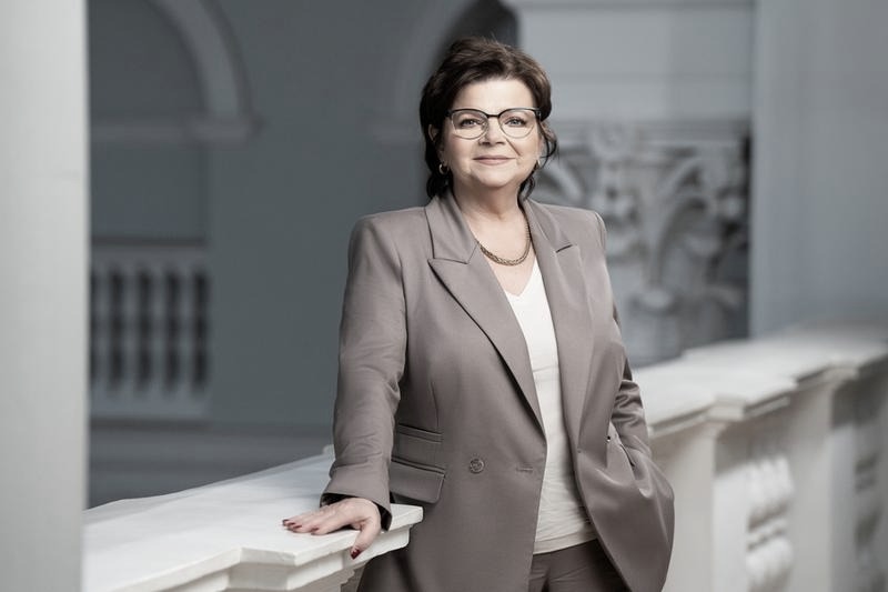 Izabela Leszczyna: odkryj jej zawodową ścieżkę i osiągnięcia w edukacji